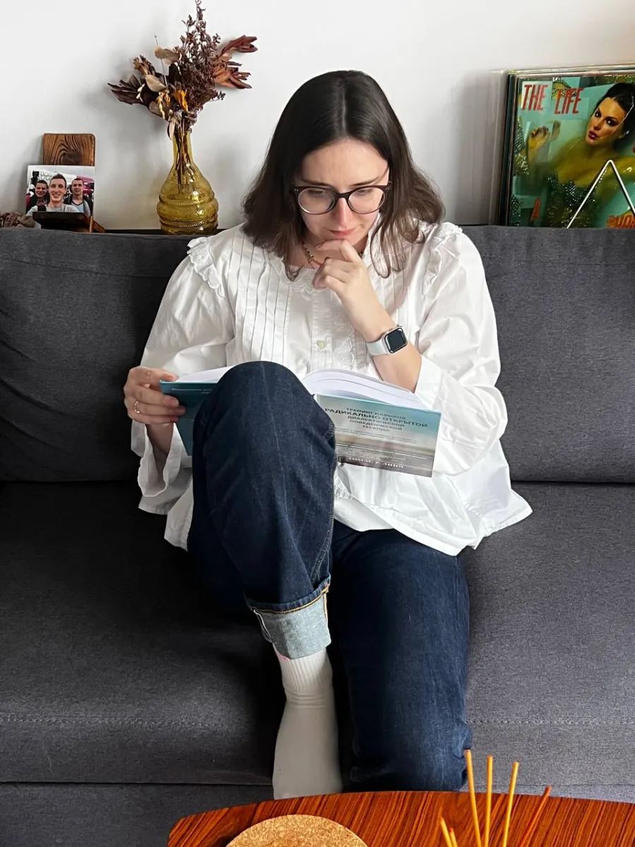 Алина Бычкова за книгой по терапии